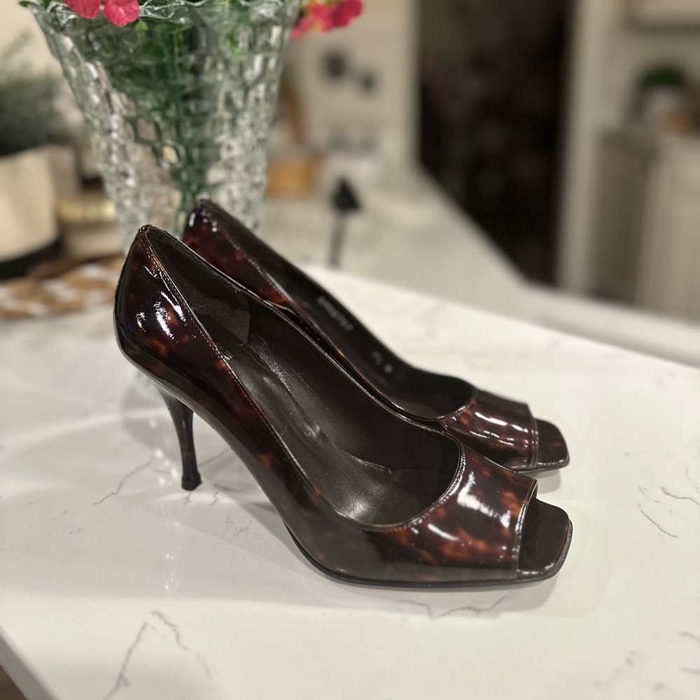 ⭐️⭐️ Stuart Weitzman patent leather tortoise shell print peep toe pump sz 7.5 N